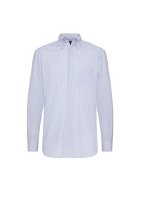 Jasnoniebieska koszula z długim rękawem z pionowymi białymi paskami, kołnierzykiem na guziki oraz sześcioma guzikami z przodu. Rękawy zakończone mankietami na guziki.