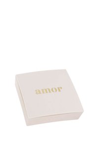 Piccolo cofanetto per gioielli di colore rosa chiaro con testo dorato "amor" sul coperchio, posizionato su uno sfondo bianco.