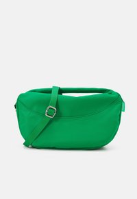 Grøn nylon crossbody taske med et buet design. Har et kort håndtag og en lang justerbar rem, med en diskret mærkeetiket på siden.