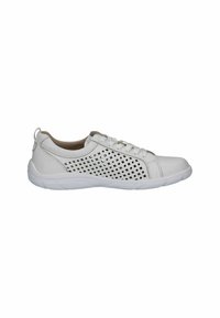 Fehér sneaker oldalán perforált mintázattal, lapos fűzőkkel és párnázott talppal. Simább textúra, amelyen kontrasztos kiemelések találhatóak a dizájnon.