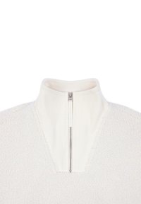 Sudadera de forro polar blanca con cuello alto, que cuenta con un cierre de media cremallera y una textura suave. El cuello acanalado acentúa el diseño.