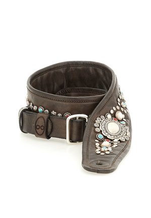 Fascia in pelle marrone con accenti decorativi in argento e colorati, impreziosita da motivi intricati e fibbia in argento.