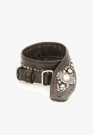 Fascia in pelle marrone con accenti decorativi in argento e colorati, impreziosita da motivi intricati e fibbia in argento.