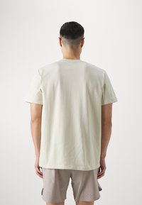Under Armour LOGO HEAVYWEIGHT - Pamata T-krekls - silt/black