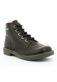 Bruinleren enkelboot met een ronde neus, zes veters, donkere veters, uitgesproken stiksels en een groene logootag aan de zijkant.
