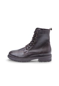 Stivaletto in pelle marrone scuro con lacci, suola e tacco spessi, progettato per la durabilità e l'uso all'aperto.