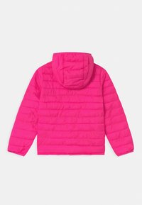 Fuchsia quilted pufferjakke med hætte, der har vandret syninger, lange ærmer og en lige kant.