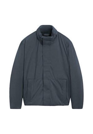 Dunkelgraue wattierte Jacke mit hohem Kragen, zwei Fronttaschen und glatter Textur. Einfaches Design ohne sichtbare Verschlüsse oder Verzierungen.