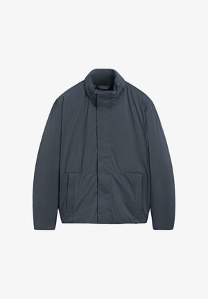 Ciemnoszara pikowana kurtka z wysokim kołnierzem, dwoma przednimi kieszeniami i gładką fakturą. Prosty fason bez widocznych zapięć i ozdób.