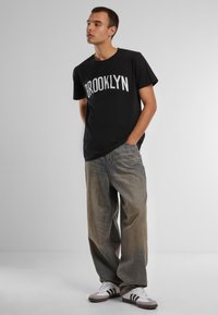 Mister Tee BROOKLYN  - Marškinėliai su spaudiniu - black