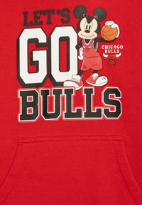 Outerstuff NBA TEAMS DISNEY HOODIE UNISEX - Klubové oblečenie - university red