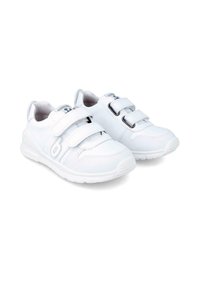 Zapatillas blancas de material sintético con una textura suave, puntera redondeada, doble tira de Velcro y una suela contorneada y acolchada.