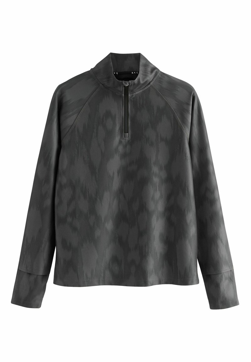 Grauer Pullover mit hohem Kragen und halbem Reißverschluss. Besitzt ein dezentes texturiertes Muster. Lange Ärmel mit Raglan-Nähten. Glatte Materialoberfläche.