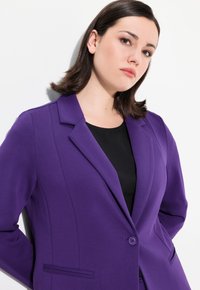 Ulla Popken A-LINIE REVERSKRAGEN STRETCHKOMFORT  - Blazer - purple
