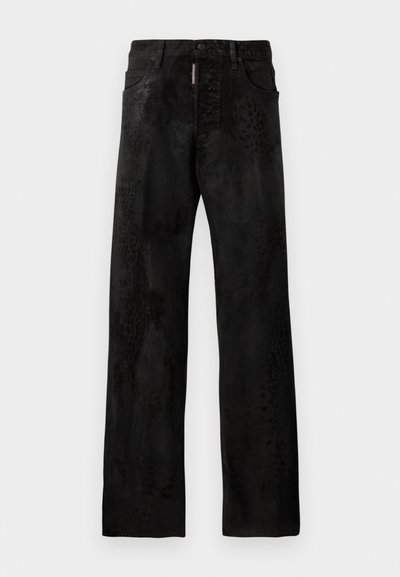 Crne traperice izrađene od denima s ravnim nogavicama, s suptilnim uzorkom životinjske kože, pet džepova i zatvaranjem na gumb.