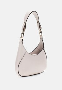 Kleine Handtasche aus cremefarbenem Leder mit geschwungener Form, schwarzer Verkleidung und goldfarbenen Beschlägen. Verfügt über einen einzelnen verstellbaren Schultergurt.