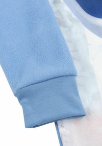 Manica di felpa azzurro chiaro con polsino a coste; presenta una texture liscia e un motivo ad acquerello sul corpo.