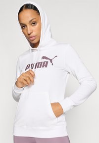 Balta kapuce ar kangaroo kabatu, ar lielu bordo Puma logo uz krūtīm, izgatavota no mīksta, viegla auduma.