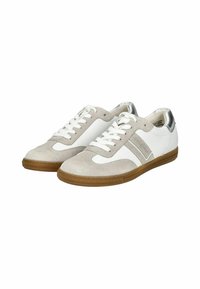 Białe skórzane sneakersy z szarymi zamszowymi akcentami, gumowymi podeszwami i zaokrąglonym noskiem. Posiadają białe sznurówki i metaliczny srebrny detal na pięcie.