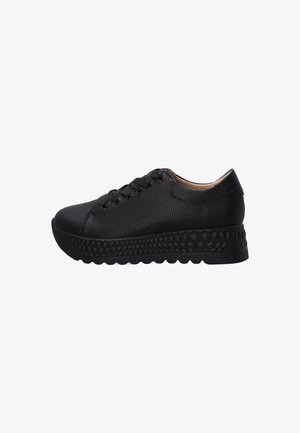 Czarne sneakersy z chropowatą skórzaną cholewą, okrągłym noskiem, sznurowanym zapięciem oraz grubą, rzeźbioną gumową podeszwą z falistym wzorem.