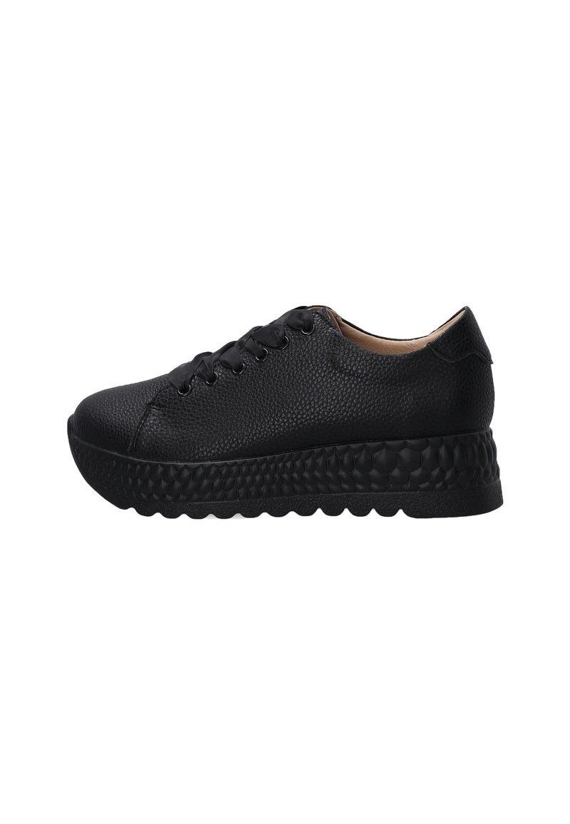 Schwarze Sneakers mit einem strukturierten Lederoberteil, runder Zehenpartie, Schnürdesign und einer dicken, skulptierten Gummisohle mit Wellenmuster.