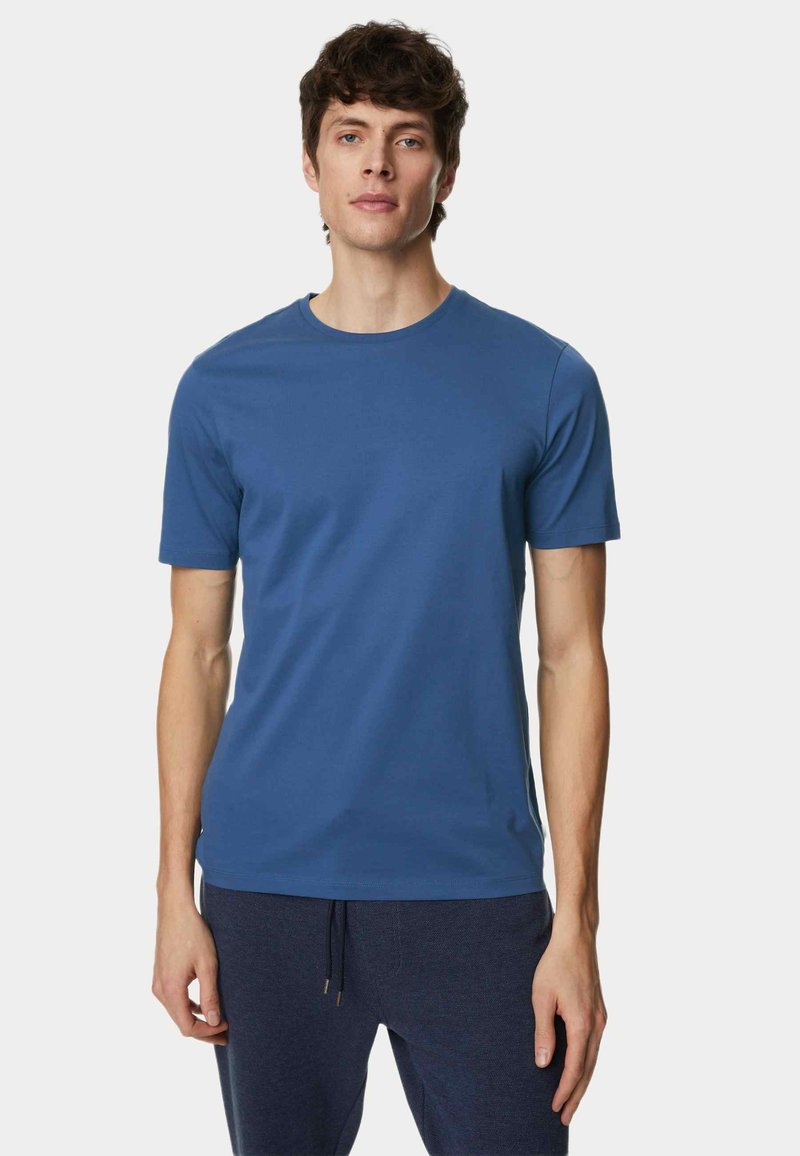 Blauwe katoenen t-shirt met korte mouwen en een ronde hals, met een gladde textuur en nette naden, gecombineerd met marineblauwe sweatpants.