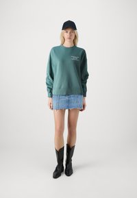 Abercrombie & Fitch Logo Crew Sweatshirt - Ikdienas džemperis - silver pine
