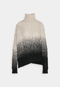 Pull en maille épaisse avec un col roulé et un dégradé de crème à noir, présentant des motifs de torsades et une coupe loose et courte. Tissu texturé.