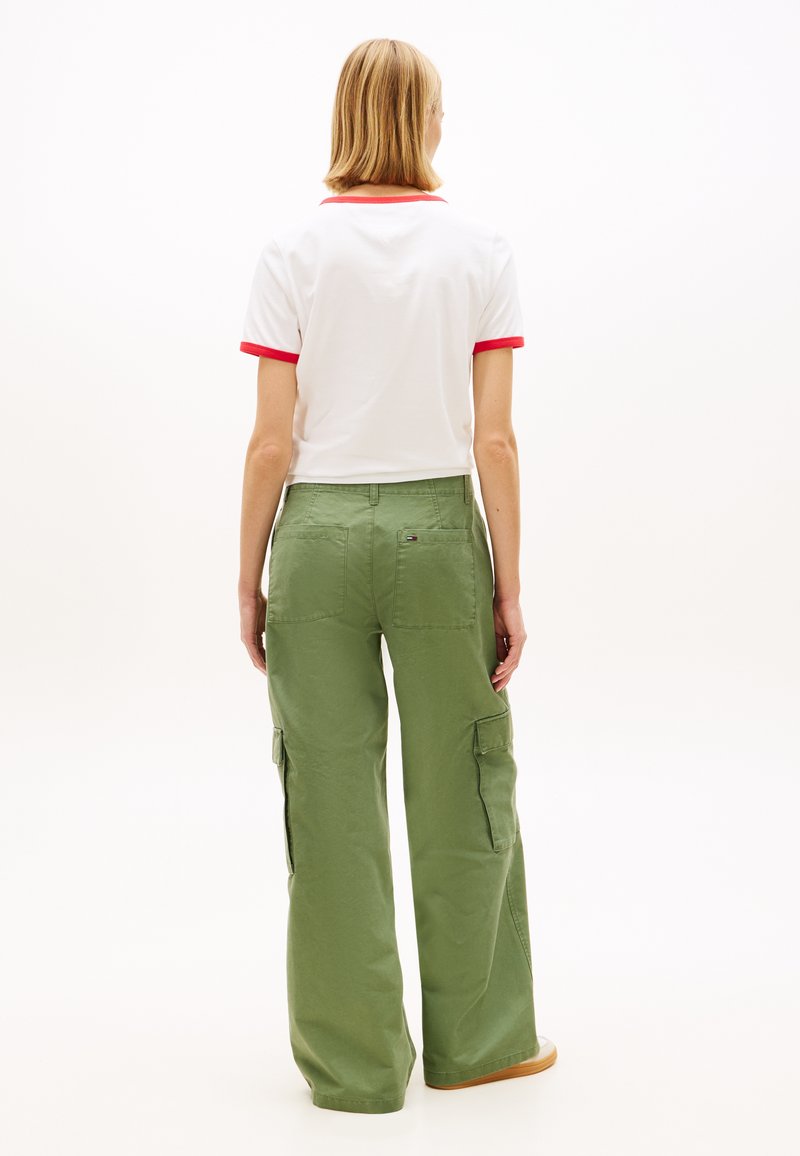 Tommy Jeans LOW RISE STRAIGHT WIDE LEG CARGO TROUSERS - Kapsáče - bay leaf
