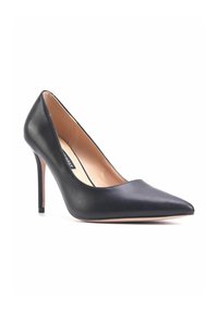 Černá kožená vysoká bota na podpatku s špičatou špičkou, úzkým stiletto podpatkem a hladkým povrchem; interiér má béžovou podšívku.