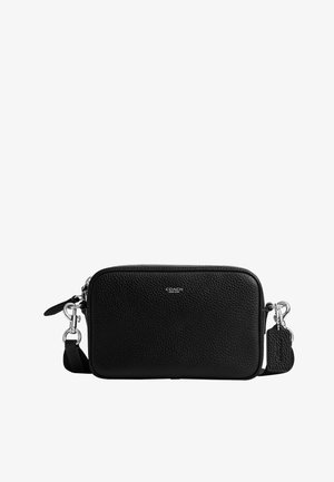 Schwarze, strukturierte Leder-Umhängetasche mit silberner Hardware, Reißverschluss, verstellbarem Riemen und kleinem Markenlogo vorne in der Mitte.