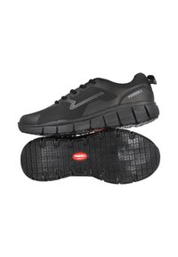 Zapato deportivo negro con suela texturizada y franja lateral gris, con la marca "Paredes" en el talón y la suela en rojo y blanco.