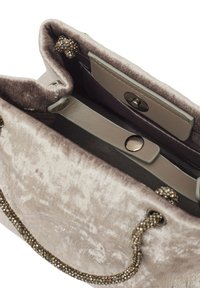 Grijze fluwelen handtas met decoratieve handgrepen met kralen, voorzien van een glad binnenvak en een knoopsluiting. Het interieur bevat zakdetails.