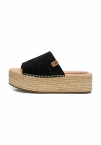 Chanclas negras perforadas con suela de cuña de yute y tacón marrón. Presentan una pequeña etiqueta con el logo y detalles cosidos a lo largo de la suela.