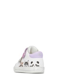 Sneaker bianco per bambini con illustrazioni di animali, accenti viola e cinturino in velcro testurizzato. Suola in gomma con design a punta arrotondata.
