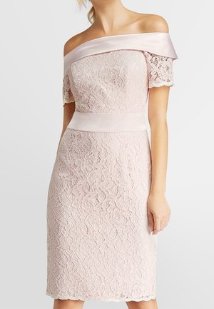 Robe en dentelle décolleté en rose pâle, avec de courtes manches en dentelle, une bande en satin à la taille et une silhouette ajustée.