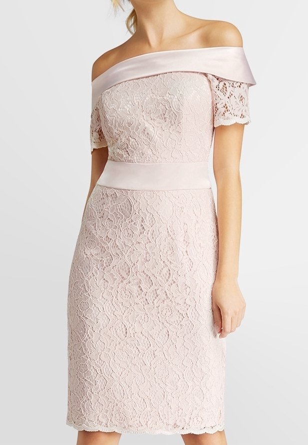 Off-the-shoulder pitsimekko pehmeässä vaaleanpunaisessa, jossa on lyhyet pitsihihat, satiinivyö vyötäröllä ja tiukka siluetti.