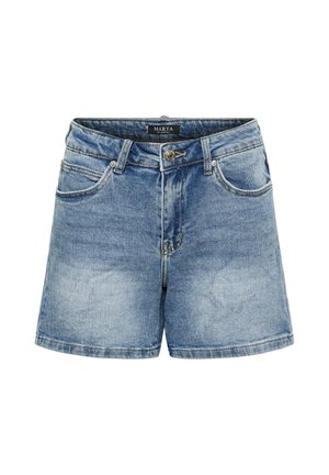 Blå denimshorts med forlommer, bæltestropper, metallisk knap og falmede vaskedetaljer på en hvid baggrund.