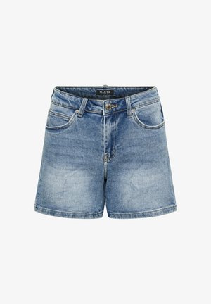 Blå denimshorts med forlommer, bæltestropper, metallisk knap og falmede vaskedetaljer på en hvid baggrund.