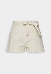 Pantalones cortos de mezclilla beige con dobladillo deshilachado, que cuentan con un cinturón atado en la parte delantera, dos bolsillos laterales y una cintura estructurada.