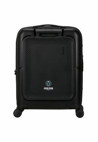 Zwarte hard-shell koffer met een gestructureerd oppervlak, voorzien van een groot Iron Man-logo en accentlijnen. Inclusief rollers en handvat voor mobiliteit.