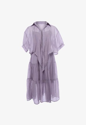 Fliederfarbenes halbtransparentes, gestuftes Kleid mit kurzen Ärmeln, Knopfleiste vorne, Kragen und lockerem Überwurf am oberen Bereich.