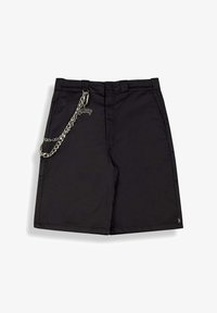 Pantalones cortos negros hasta la rodilla con bolsillos delanteros y una cadena plateada unida al bolsillo izquierdo, mostrados sobre un fondo blanco.