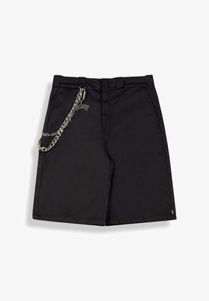 Czarne spodenki sięgające do kolan z przednimi kieszeniami i srebrnym łańcuszkiem przyczepionym do lewej kieszeni, przedstawione na białym tle.