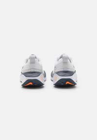 Nike Performance REACTX INFINITY  - Hardloopschoenen voor op de weg - platinum tint/total orange/thunder blue/summit white/white