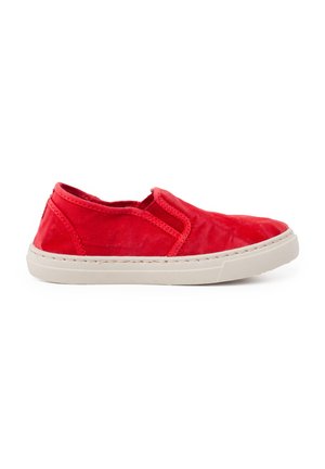 Zapato slip-on de lona roja con suela de goma beige, paneles laterales elásticos y sencillos detalles de costura. Textura suave, diseño de punta redondeada.