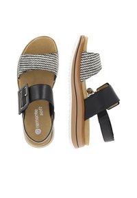 Sorte og hvide mønstrede sandaler med spænde detaljer, polstret indersål og gummisål. Har en justerbar bagrem for bedre pasform.