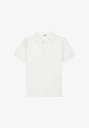 Polo blanc à manches courtes avec col, deux boutons et un logo circulaire discret sur la poitrine gauche.