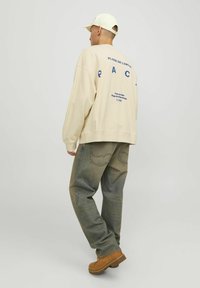 Jack & Jones MIT RUNDHALS  - Pusa - buttercream