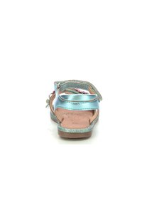 Sandali blu metallici con una finitura leggermente lucida, dotati di cinturini regolabili e una soletta beige testurizzata. Accenti teal glitterati visibili.